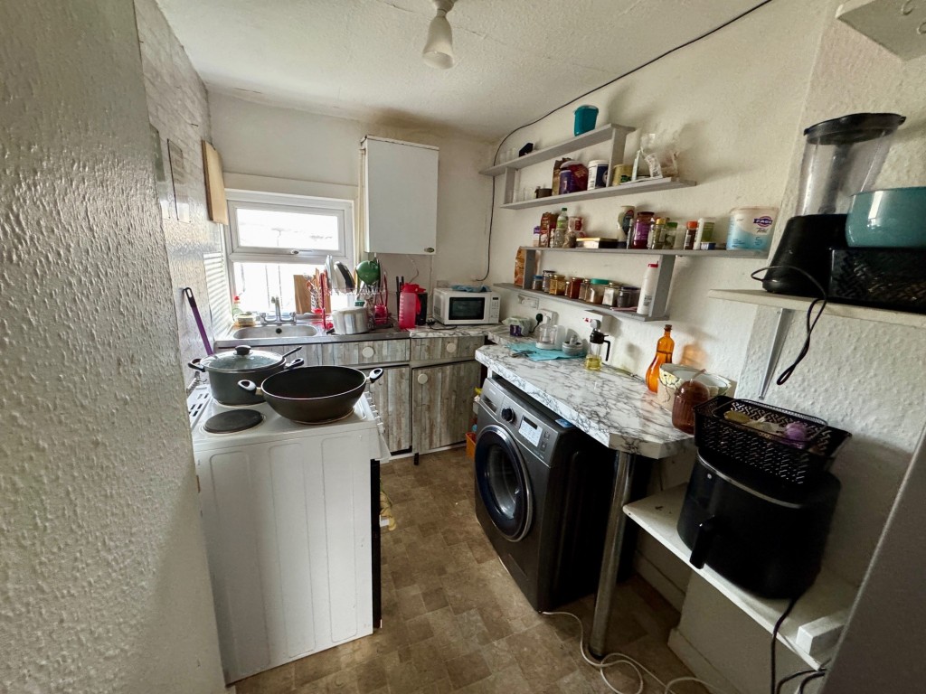 Lot: 169 - TOWN CENTRE FREEHOLD BLOCK OF FOUR FLATS - Second floor flat - kitchen